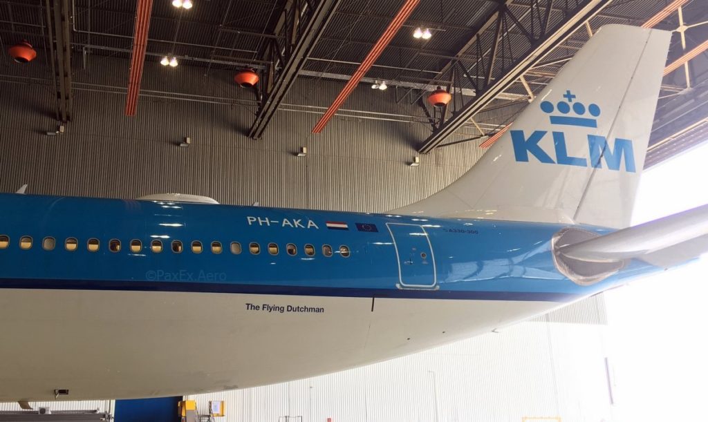 2018年6月27日，荷兰皇家航空公司的PH-AKA在史基浦机场的机库中展示了Gogo 2Ku天线罩。