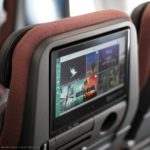 国泰航空的新的A321neo经济舱乘客拿到大，明亮的屏幕和大量的内容。