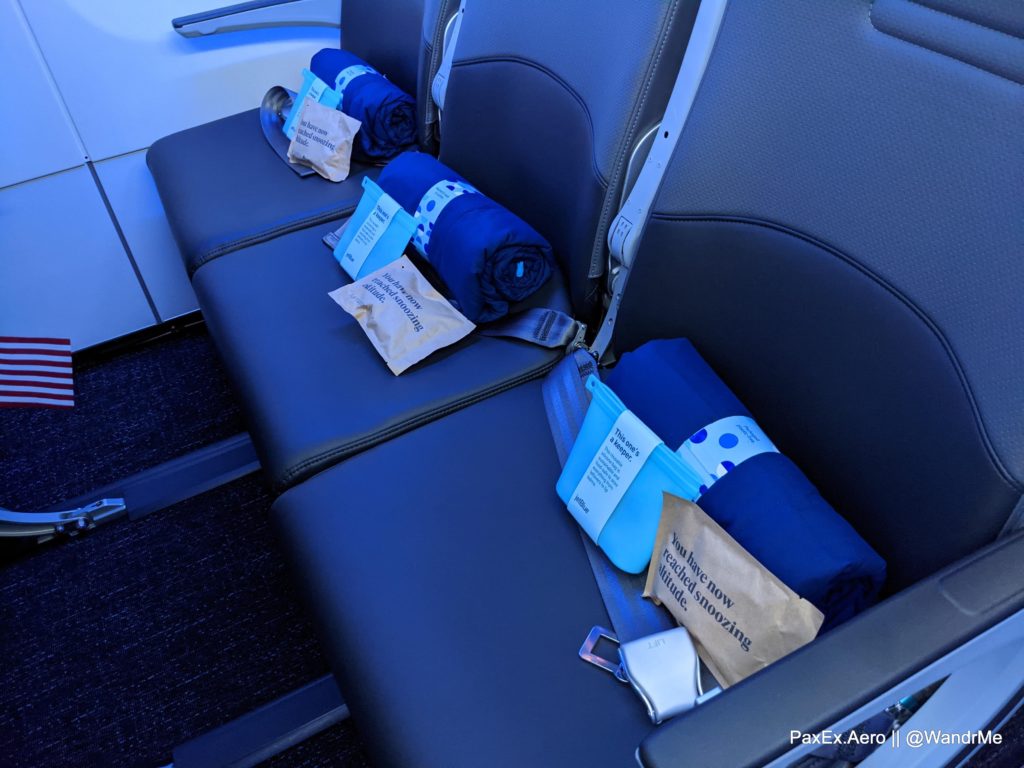 飞机上的每位乘客都会得到一条漂亮的毯子和两套配套设施